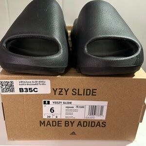 YEEZY SLIDES ONYX color (black) US size 6 MEN